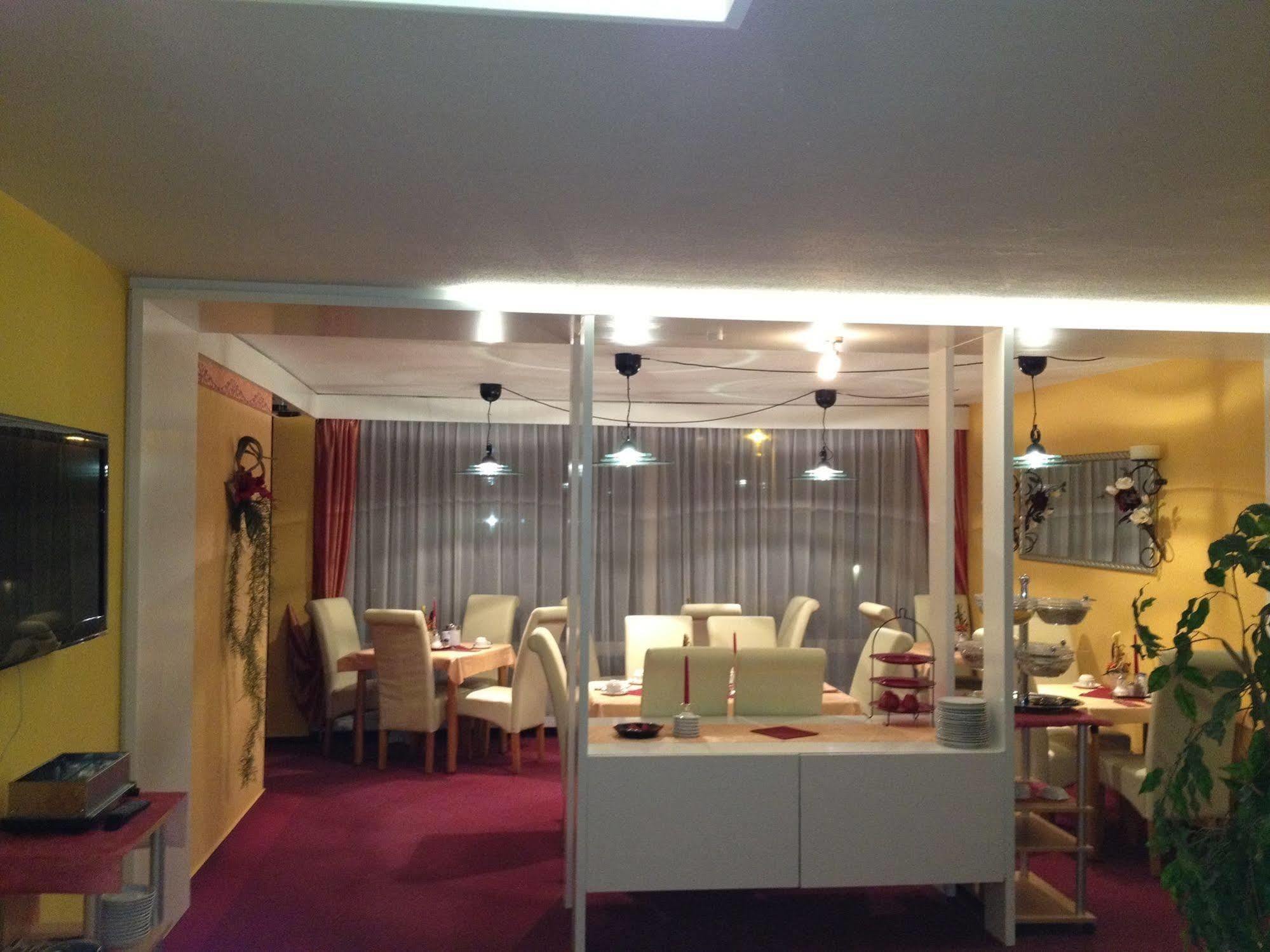 Stadthotel-Garni Нойвид Экстерьер фото